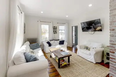 Image de Coastal home with new, full kitchen, walkable downtown location