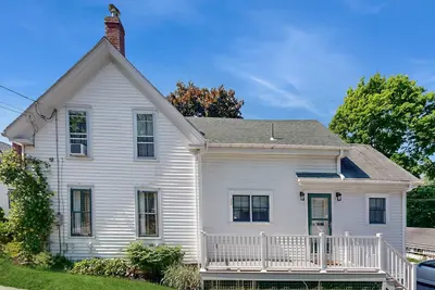 Image de Beautiful River-View Retreat | Home Office | Walk 5 MInutes to Main Street