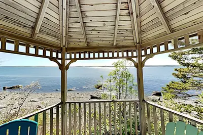 Image de Charming home with stunning bay views, sunroom, gazebo, deck, & grill