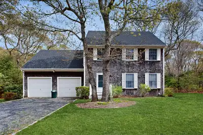 Image de Oak Bluffs Home with Renovated Screened-in Porch - Short Drive to Beach