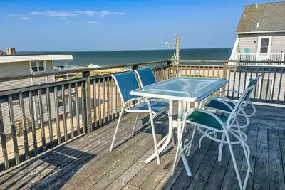 Image de Midtown sunny condo with Decks | Sunrise & Sunset • Steps to Beach & Eats