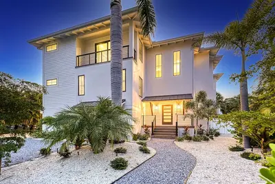 Image de Tropical Oasis | Luxury Home on Siesta Key w/ Private Heated Pool/ Spa, Steps to Beach & Village!
