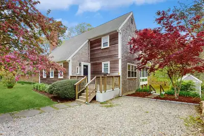 Image de Cheery house with deck, sunroom & patio - short walk to pond, beach & Rail Trail