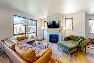 Image de Blue River Flats Townhouse w\/Gorgeous Interior, Mountain Views, & 2 Living Areas