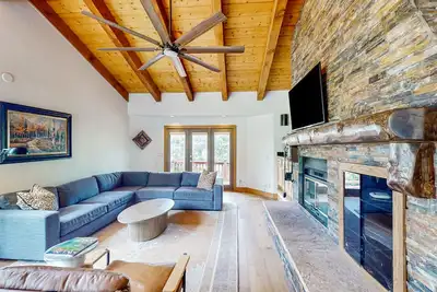 Image de Luxurious Retreat w/ Mountain-View Double Deck, Central Ac & Two-Sided Fireplace