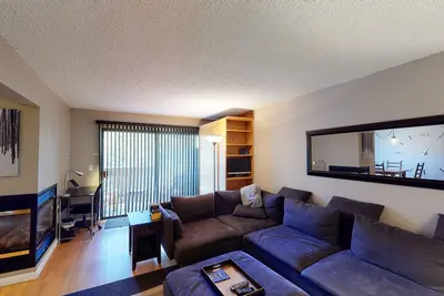 Image de Ski slope-view condo on Gore Creek with fireplace - walk to Vail Village