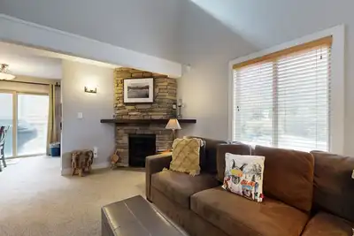 Image de Updated Condo w/ Deck, Views & Bonus Room - Shuttle to Vail & Beaver Creek