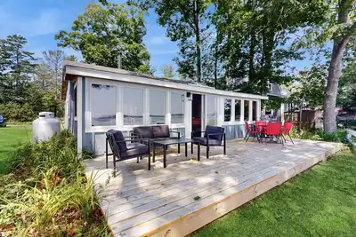 Image de Waterfront Cottage w\/ Fireplace & Deck - Minutes to Downtown