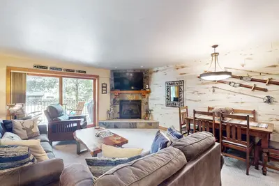 Image de Comfy condo w/hot tub, pool & sauna access- free shuttle to slopes, walk to lake