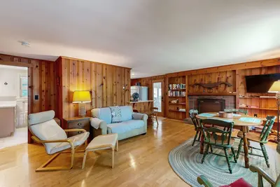 Image de Newly updated lakefront cottage with screened porch, large yard & kayaks
