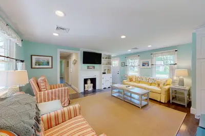 Image de Remodeled home w\/beach pass & new furnishings on 1-acre parcel - steps to lake