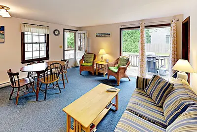 Image de Spacious duplex with large outdoor deck - just minutes to Sea Street Beach
