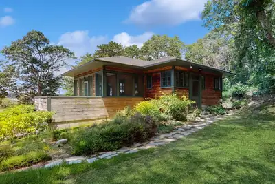 Image de Quintessential waterfront cottage with screened porch - steps to Waquoit Bay