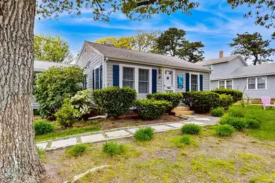 Image de Garden Cottage Just Steps from the Beach in Cape Cod