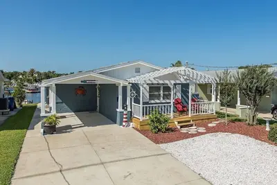 Image de 2 Bed 2 Bath Home On The Water - Heated Pool ~ SUPs ~ Kayaks ~~ Fishing Poles!