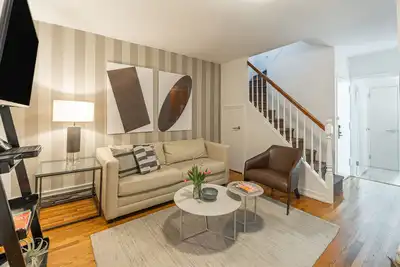Image de Upper East Side Two Bedroom with Private Deck