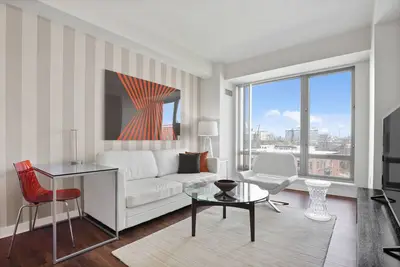 Vibrant Two Bed steps from Charles River