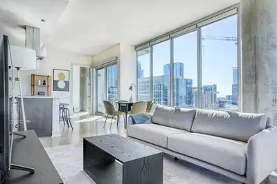 Image de Lovely Downtown 2br w/ Gym, W/D, Pool, walk to 6th St bars, by Blueground