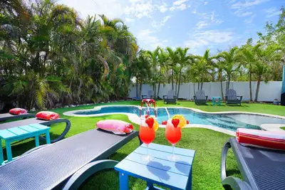 Image de 5 min walk to beach! Heated Pool, Golf Cart, Lanai