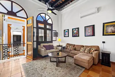 Colonial Gem~ King Bed, Balconies & Prime Location