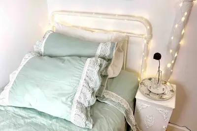 Image de Cozy & Daintily Adorned Room in Williamsburg