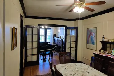 Image de Scott House in Woodlawn - Entire Building - includes basement space