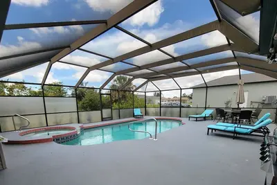 Image de Spacious pool house less than 8 minutes to the beach