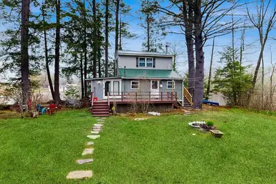 Image de Entire lakefront duplex on Togus Pond with decks, canoe, firepit & great view
