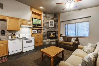 The Brighton Chalet Studio ~ 2 min walk to Lift ~ Cozy, Best Location & Value