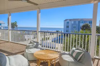 Image de Ocean Views; Huge Covered Balcony; Two Master Suites; Steps From Beach Access Point