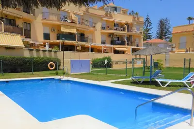 Image de Appartement familial avec terrasse privée, piscine commune, climatisation et wifi.