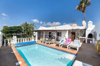 Image de Villa 'Casa Colleen' avec piscine chauffée, terrasse, jardin, Wi-Fi & climatisation.