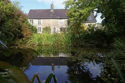 Image de Retraite paisible en maison traditionnelle, 4 chambres, jardin arboré, cheminée et nature luxuriante.
