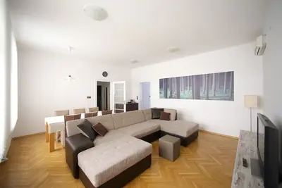 Image de Skyscraper Tour As \/ 2-Bd Suite in Nebotičnik with small terrace, free Ac & WiFi
