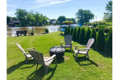 Image de Clean two bedroom home on the water