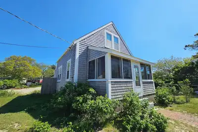 Image de Renovated beach cottage with private stairs to association beach across the road