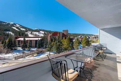 Image de Large nicely appointed condo, giant deck, free WiFi, Heated garage parking