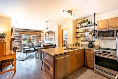 Image de Steps away from Super Bee Lift, wifi, underground parking