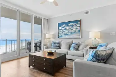 Image de Dazzling Beachfront Condo! Tropical Pool, Lazy River, Beach Service, Balcony.