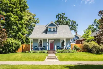 Image de The Rustic Rose - 4 Bedroom House w/ Hot Tub near Downtown
