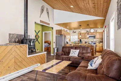 Image de Your Own Personal Ski - Skate - Fishing Lodge!