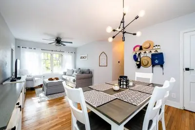 Image de Union Pier Charmer Close To Association Beach and Downtown!