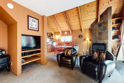 Image de Mammoth View Villas 3 Walk to Village Gondola, Cozy Mountain Cabin in Forest Setting by RedAwning
