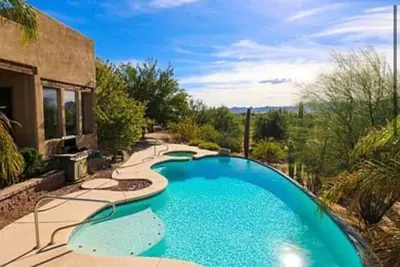 Image de Grand estate, salt pool and spa, spacious privacy, sweeping views