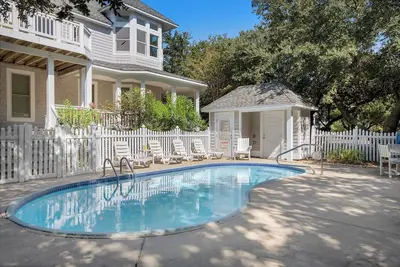 8th And Sound: Elevator | Pool | Hot Tub