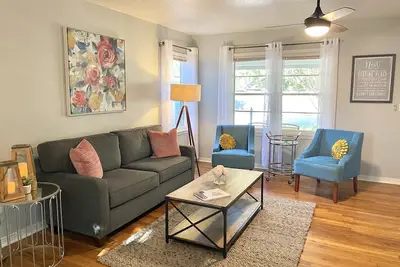 The Hannaford - 2 Bedroom - Pet Friendly -Near the Square in Historic District