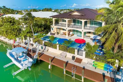 Image de 5 bedrooms, pool/spa heated, bikes, kayaks, game room, elevator, deep 75' dock.