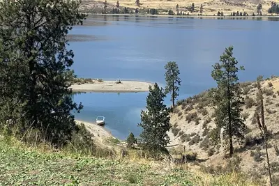 Image de \"Beach your boat and walk up\" - Sunday Bay on Lake Roosevelt