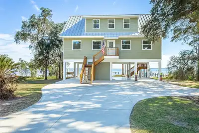 Image de Allure- Beautiful 4br\/2ba house on the bay- Special!