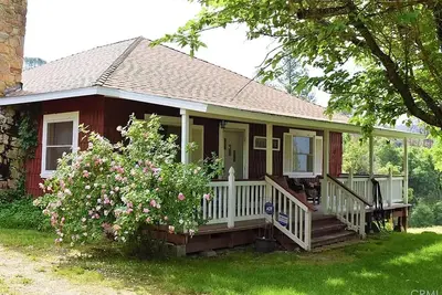 Image de Charming farmhouse;100 acres of private forest and working ranch near Yosemite